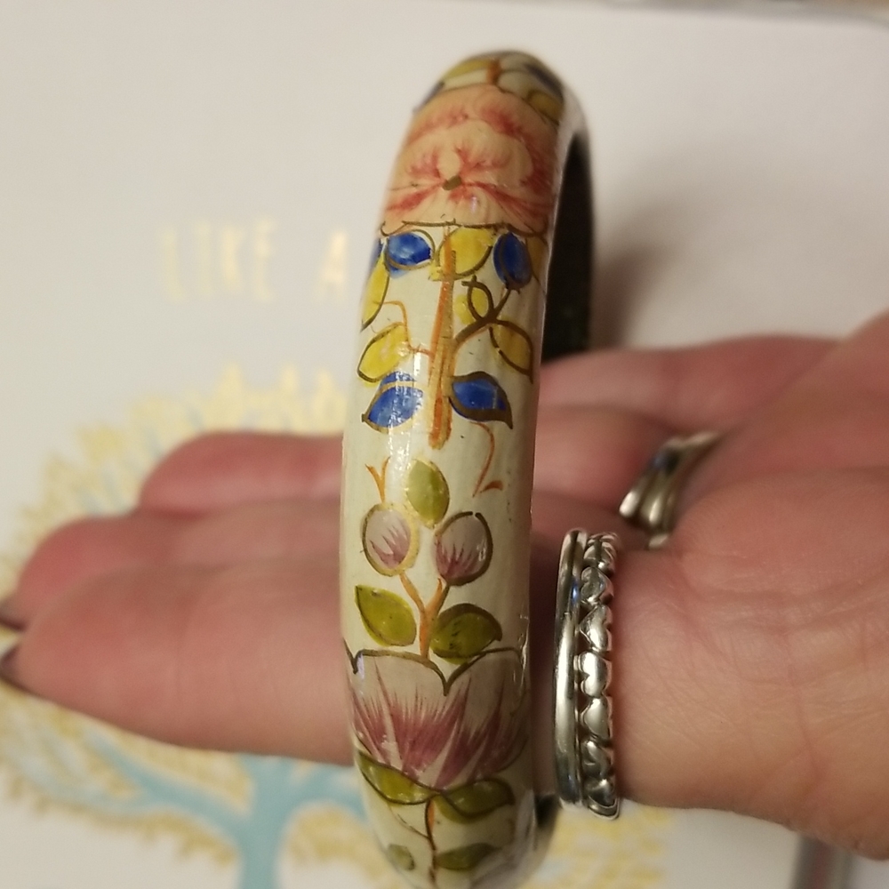 $5 ITEM. Beautiful vintage wooden bracelet 💚 MUST BE BUNDLED WITH OTHER ITEMS - Picture 5 of 8